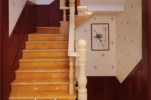 沙坡头中式别墅室内汉白玉石楼梯的定制安装装饰效果